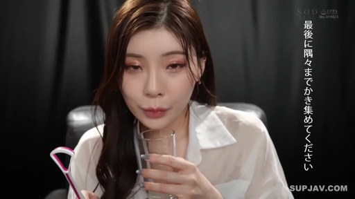 室内 · 坐姿 · 白色衬衫 · 面部特写 · 诱惑 · 玻璃杯 · 喝水