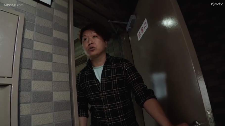 格子襯衫 · 站立 · 中景 · 門口