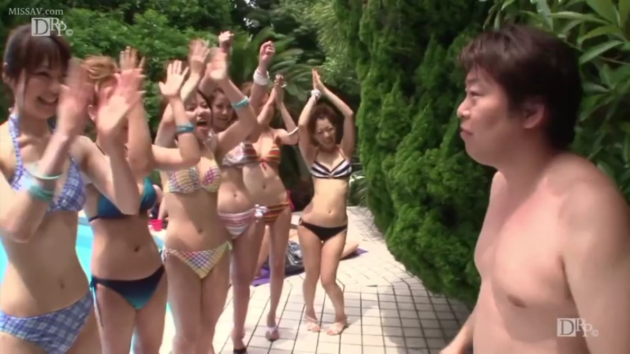 ビキニ · 站立 · 遠景 · 多人 · 興奮 · 泳池 · 鼓掌 · 户外泳池