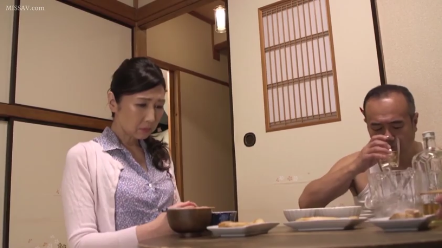 Sitting Posture · Melancholy · Japanese-style room · Medium shot · shirt · Mature woman · Drinking alcohol · 餐具
