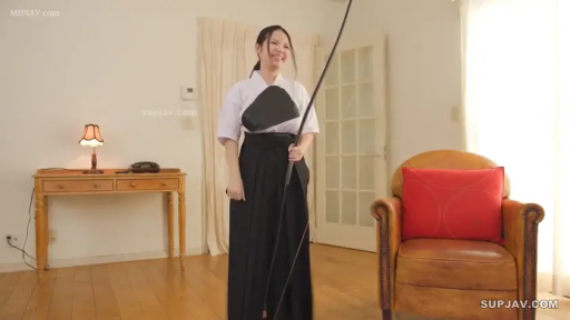 室内 · 全身 · 角色扮演 · 站立 · 大笑 · 弓道服 · 握弓 · 长弓