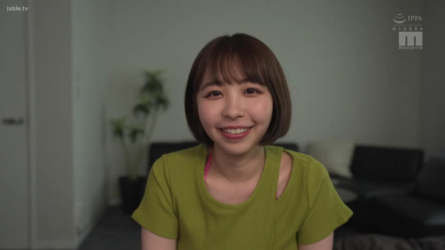 室内 · 坐姿 · 微笑 · 面部特写 · 对视 · 短发 · 绿色短袖