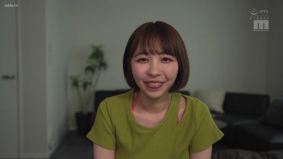 室内 · 坐姿 · 微笑 · 面部特写 · 对视 · 短发 · 绿色T恤