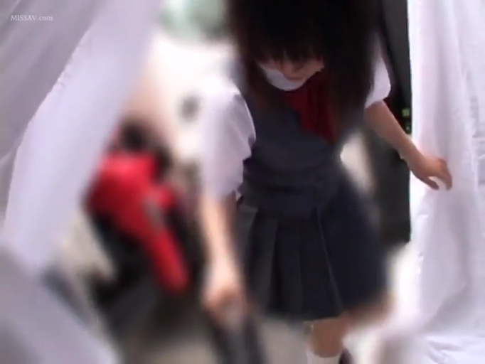 室内 · 制服 · 腰を曲げる · 拨开帘子