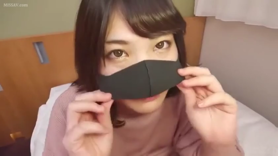 室内 · 顔 · ショートヘア · 正面 · ピンクのニットセーター · 黒いマスク · 调整口罩