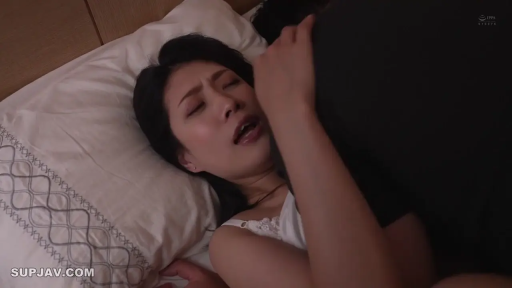 臥室 · 床鋪 · 性行为 · 枕頭 · 近景 · 高潮 · 白色内衣 · 躺卧