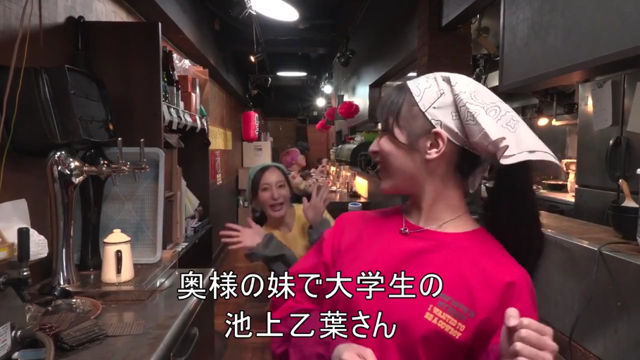 中景 · 居酒屋 · 粉色卫衣 · 輝く笑顔 · 日本女性 · 啤酒机 · 侧身挥手 · 互动打招呼