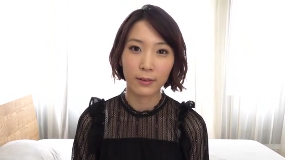 Sitting Posture · Close-up of the face · Bedroom · 平静 · bed · 短发 · 直视 · Black lace top