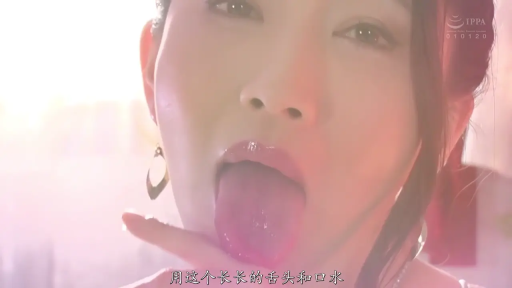 室内 · 站立 · 展示 · 微笑 · 半身 · 相框 · 亮片吊带裙 · 屏显文字