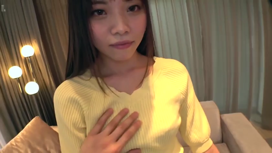 室内 · 座り姿勢 · 胸部のクローズアップ · 平静 · デスクライト · 胸を触られる · 黄色针织衫 · 丰满