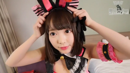 室内 · 脸部 · 甜美 · 亚洲女性 · 兔耳发箍 · 抬手 · 兔女郎服 · 调整头饰