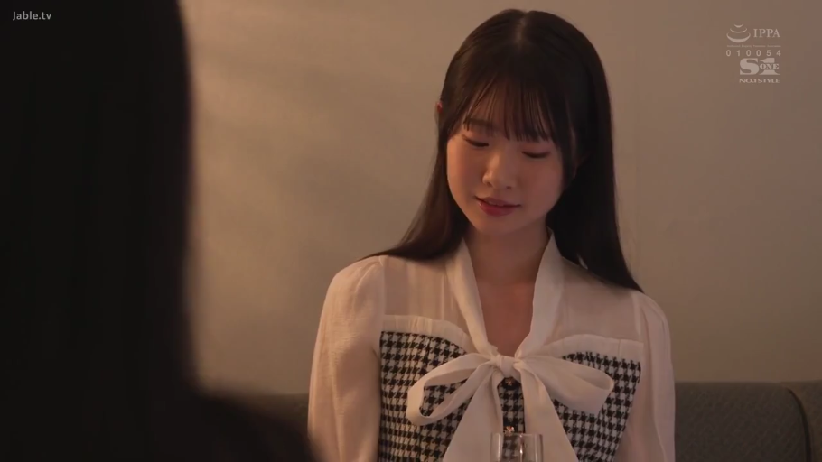 室内 · 座り姿勢 · 千鸟格马甲 · 酒杯 · 上半身特写 · 温柔 · 柔光 · 低头看物