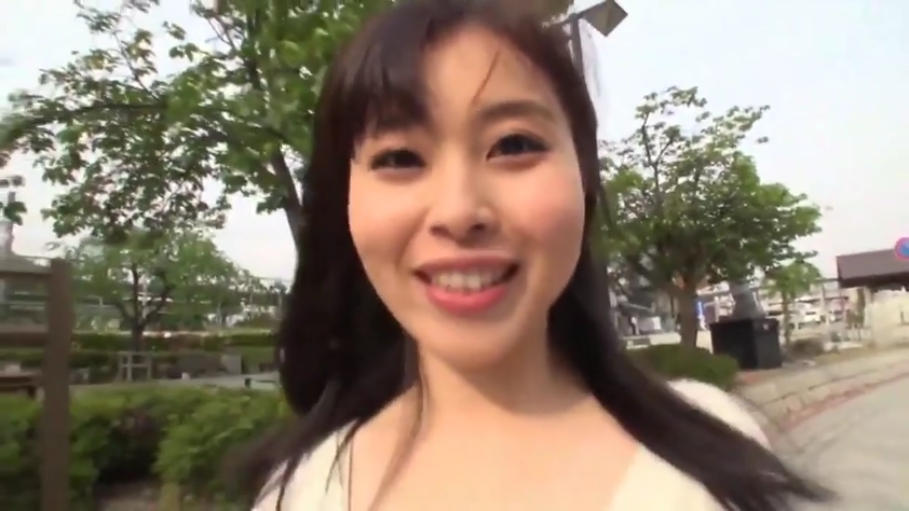 面部特写 · 白色上衣 · 户外 · 正对镜头