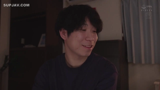 窗帘旁 · 座り姿勢 · 顔部のクローズアップ · 微笑 · 侧头交谈 · 装饰台灯 · 棕色针织上衣