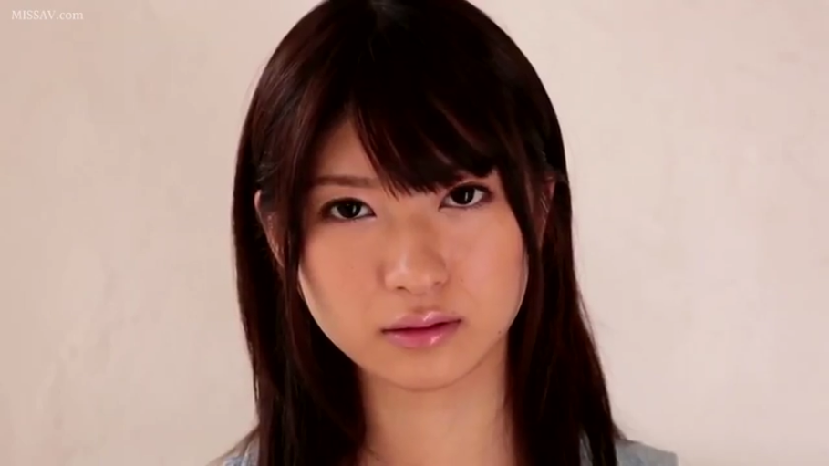 室内 · 脸部特写 · 注视 · 长发 · 正面 · 冷淡 · 吊带