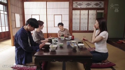 跪坐 · 和室 · 自然 · 餐桌 · 远景 · 休闲服 · 用餐 · 家庭