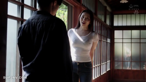 交谈 · 站立 · 中景 · 白色T恤 · 疑惑 · 激凸 · 日式走廊