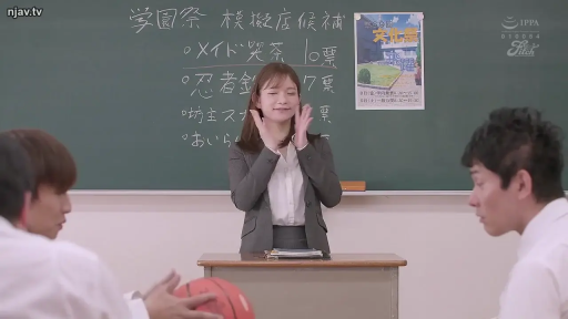 教室 · 站立 · 中景 · 微笑 · 黑板 · 职业套装 · 教学 · 女教师