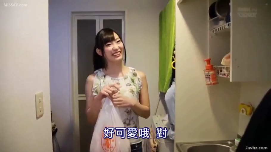 室内 · 站立 · 半身 · 中文字幕 · 笑容 · 塑料袋 · 碎花无袖上衣 · 拿提袋