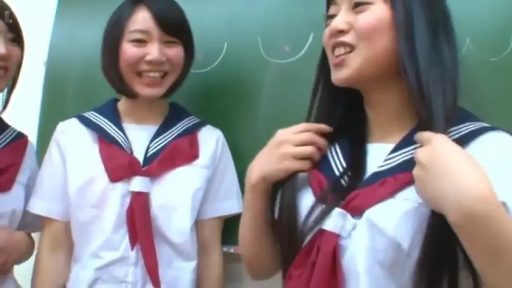 交谈 · 教室 · 站立 · 中景 · 多人 · 黑板 · 水手服 · 笑容