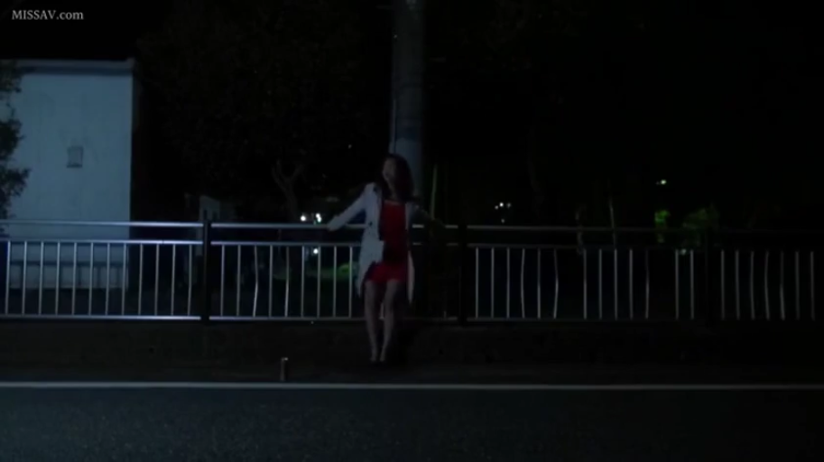 全身 · 站立 · 户外 · 红色连衣裙