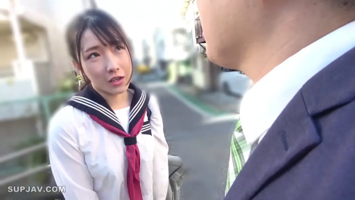 角色扮演 · 站立 · 中景 · 困惑 · 对话 · 户外 · 水手服