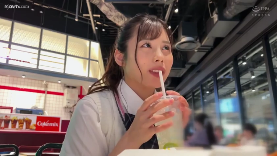 坐姿 · 中景 · 自然 · 餐厅 · JK制服 · 喝饮料 · 吸管