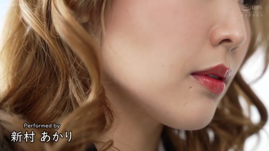 室内 · 脸部特写 · 平静 · 凝视 · 常服 · 高清 · 侧头