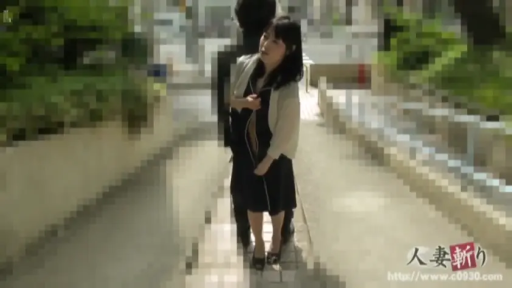 全身 · 站立 · 黑色连衣裙 · 户外