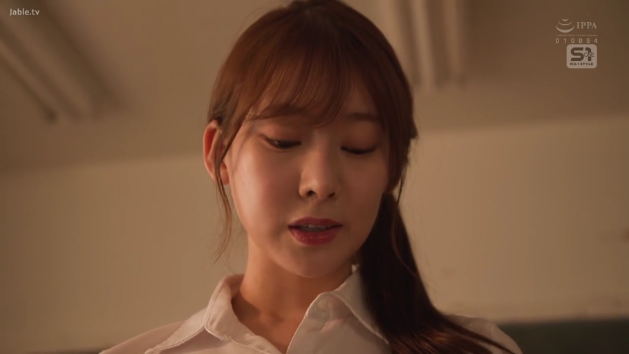 室内 · 頭を下げる · 白色衬衫 · 顔のクローズアップ · 凝視 · 长发马尾 · 微张嘴唇