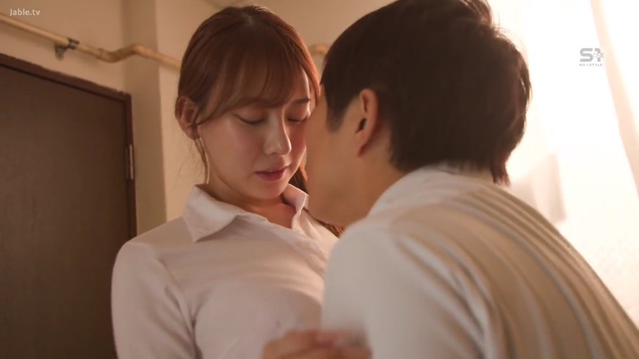 室内 · 白衬衫 · 接吻 · 柔和光线 · 闭眼陶醉 · 拥抱姿势 · 唇部特写