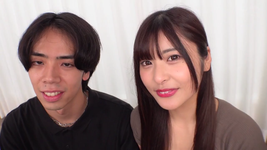 室内 · 微笑 · カメラに向かって · 便装 · 并排坐姿 · 二人顔面クローズアップ