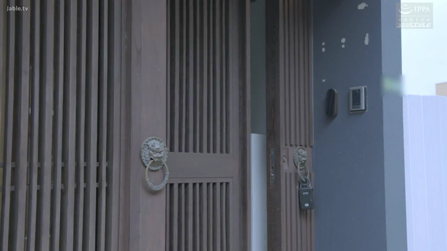 全裸 · 和室 · 中景 · 多人 · 手机 · 群交 · M字开腿 · 笑容