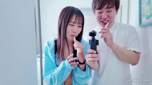 浴室 · 站立 · 微笑 · 半身 · 连帽衫 · 情侶 · 刷牙 · 牙刷