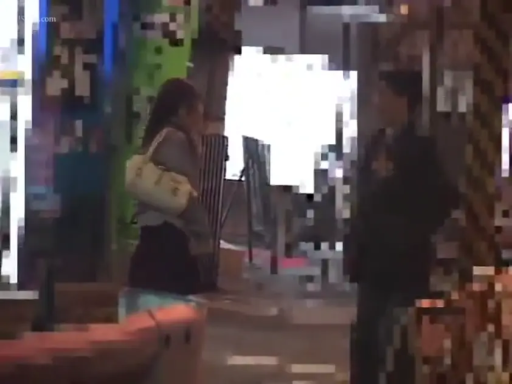 全身 · 站立 · 交流 · 休闲服 · 模糊 · 单肩包 · 街头 · 偷拍