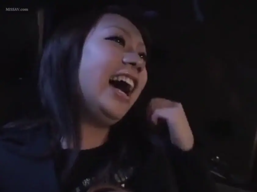 坐姿 · 车内 · 模糊 · 侧脸特写 · 动态 · 黑色外套 · 张望