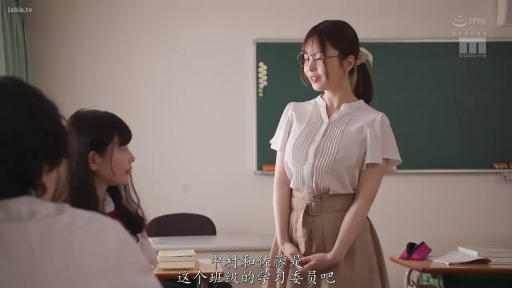 教室 · 站立 · 中景 · 平静 · 授课 · 黑板 · 师生场景 · 教师装