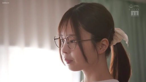 室内 · 眼镜 · 平静 · 面部特写 · 白色上衣 · 静止 · 马尾 · 侧颜