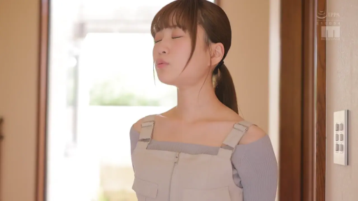 室内 · 站立 · 半身特写 · 露肩上衣配背带裙