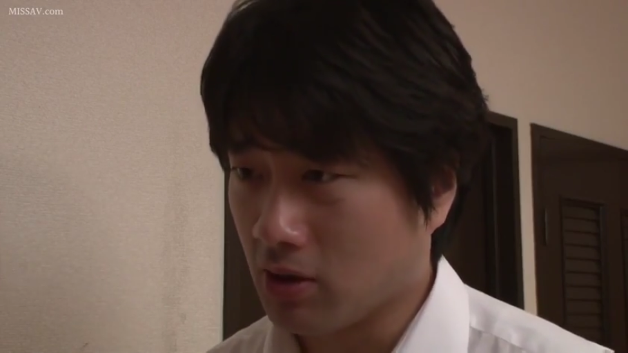 室内 · 严肃 · 白衬衫 · 面部特写 · 注视 · 侧头 · 亚洲男性