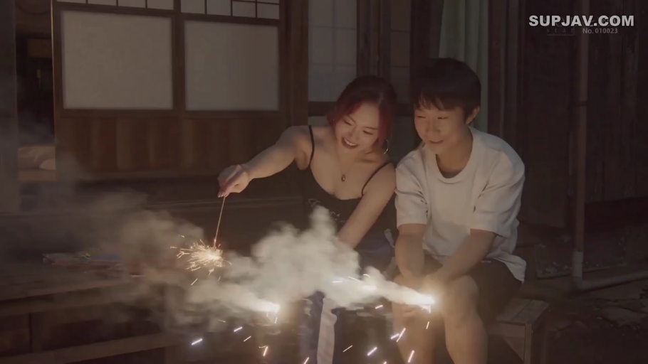 黒いベスト · 遠景 · 喜悦 · 并坐 · 庭院 · 夜晚 · 玩烟花 · 烟花棒