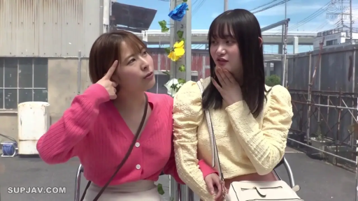 Sitting Posture · 挎包 · Outdoor · 双人 · 互动 · Casual wear · 俏皮