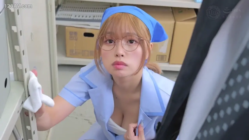 露乳 · 蹲姿 · 半身 · 呆滞 · 仓库 · 工作服 · 抹布 · 擦拭