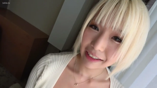 室内 · 顔 · 甘美 · 站立 · 微笑 · ネックレス · ニットセーター · 金髪