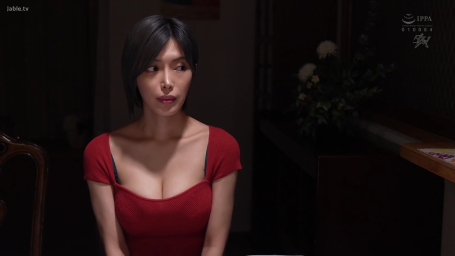 室内 · 坐姿 · 沉思 · 注视 · 特写 · 花瓶 · 红色低胸装 · 露乳沟