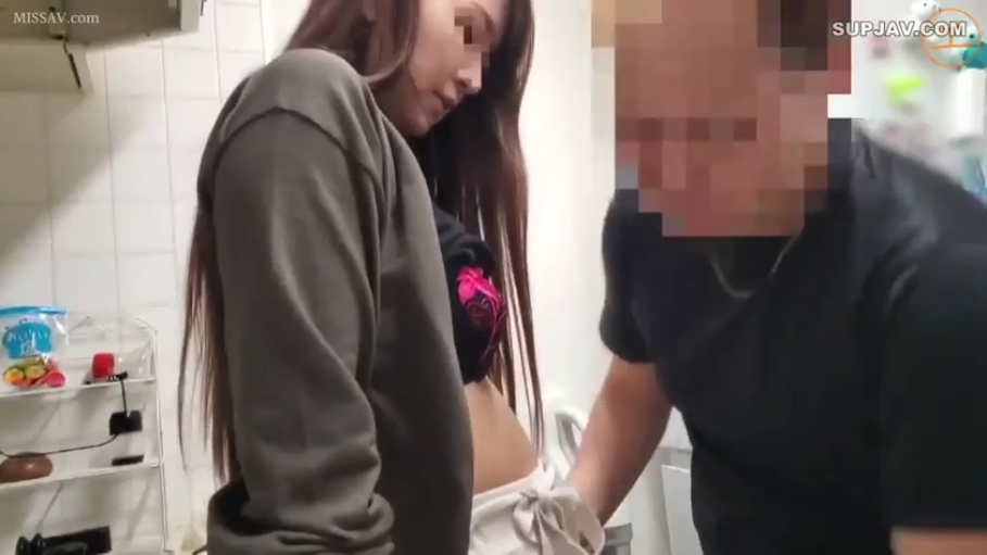 集中 · 站立 · 中景 · キッチン · グレー パーカー · 猥亵行为
