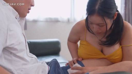 Bend over · 专注 · Medium shot · Sofa · Living room · 居家 · 黄色吊带背心 · 观察下体