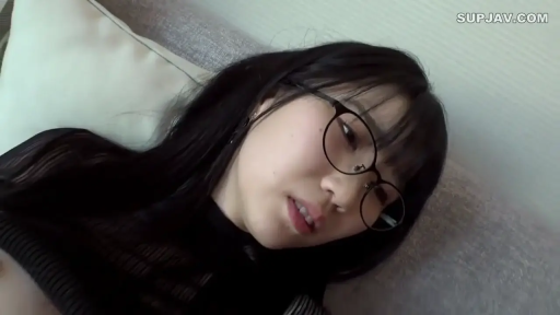 室内 · 眼镜 · 脸部特写 · 迷离 · 注视镜头 · 长发 · 躺卧 · 黑色针织衫