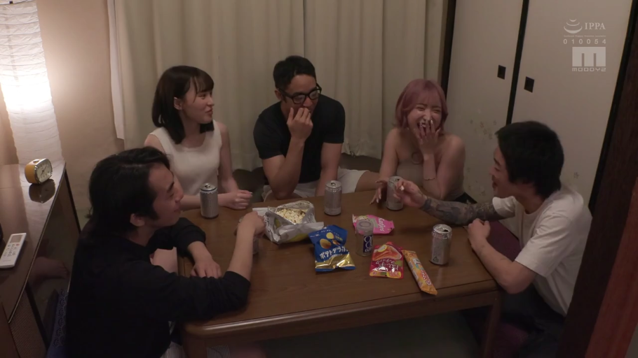 Indoor · Medium shot · Casual wear · Chat · 多人 · 开心 · 围坐 · 罐装饮料