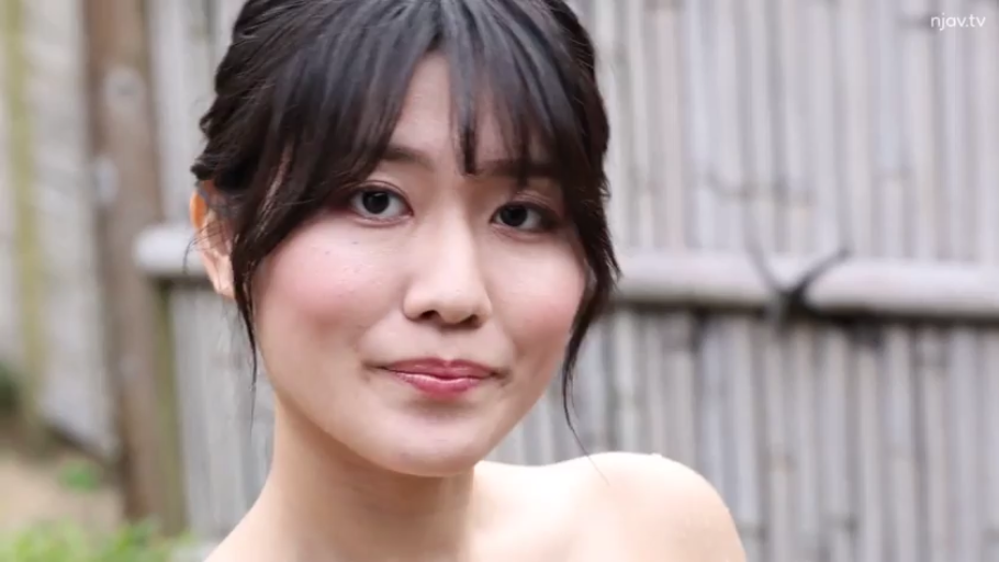 面部 · 忧郁 · 卧室 · 裸露 · 凝视镜头 · 正对面部
